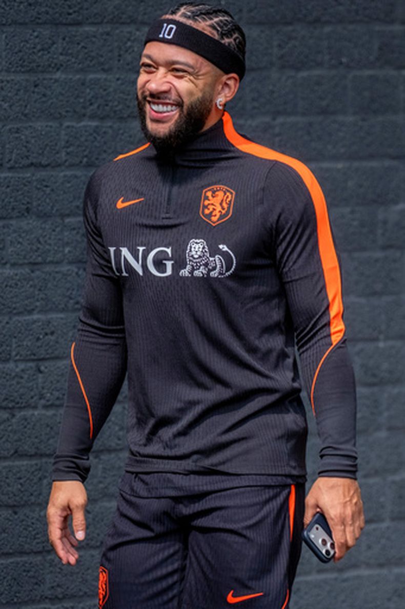 ARCHIVO - Memphis Depay llega a una práctica de Holanda en Zeist, el domingo 31 de mayo de 2026 (AP Foto/ Patrick Post)