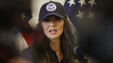 La secretaria de Seguridad Nacional, Kristi Noem, durante una conferencia de prensa en Los Ángeles, el jueves 12 de junio de 2025. (AP Foto/Etienne Laurent)