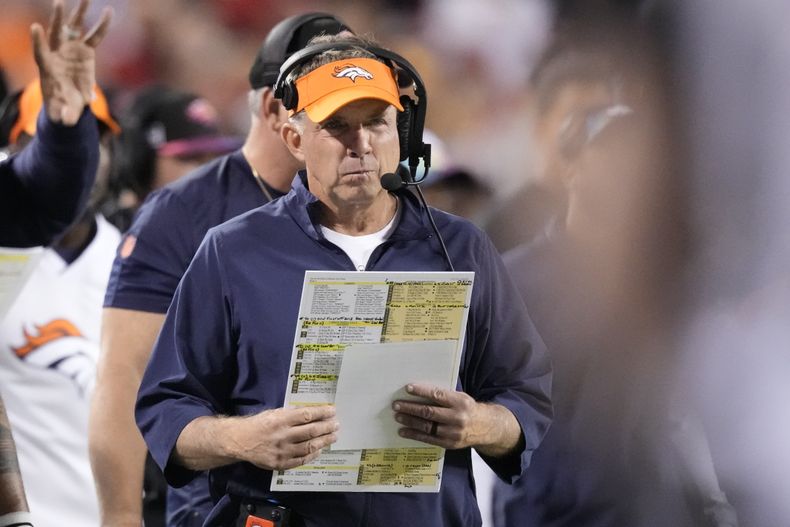 Sean Payton, head coach de los Broncos de Denver, observa el campo de juego durante la primera mitad del juego de la NFL en contra de los Chiefs de Kansas City, el jueves 12 de octubre de 2023, en Kansas City, Missouri. (AP Foto/Charlie Riedel)