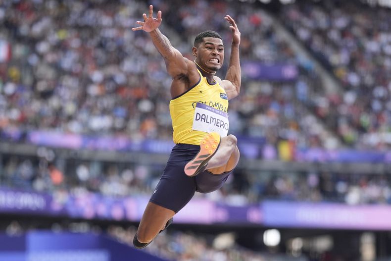 Arnovis Dalmero, de Colombia, compite en la prueba clasificatoria del salto largo de los Juegos Olímpicos del 2024 el 4 de agosto del 2024, en Saint-Denis, Francia. (AP Foto/Matthias Schrader)
