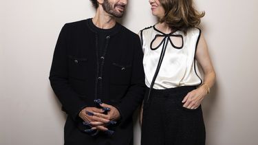 Marc Jacobs, a la izquierda, y Sofia Coppola posan para promover la película Marc by Sofia durante la 82a edición del Festival de Cine de Venecia en Venecia, Italia, el martes 2 de septiembre de 2025. (Foto Scott A Garfitt/Invision/AP)
