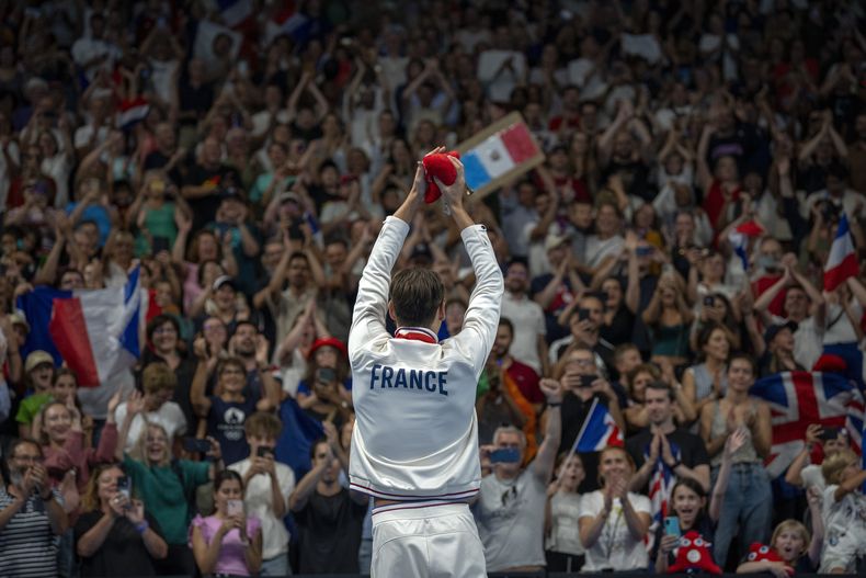 El atleta paralímpico Ugo Didier, de Francia, celebra en el podio tras ganar los 400 libre masculinos -S9, durante los Juegos Paralímpicos de 2024, el jueves 29 de agosto de 2024, en París, Francia. (AP Foto/Emilio Morenatti)