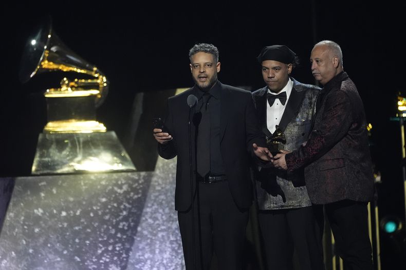 Zaccai Curtis, de izquierda a derecha, Reinaldo de Jesús y Willie Martínez reciben el premio al mejor álbum de latin jazz por Cubop Lives! durante la 67ª entrega anual de los premios Grammy el domingo 2 de febrero de 2025 en Los Ángeles. (Foto AP/Chris Pizzello)