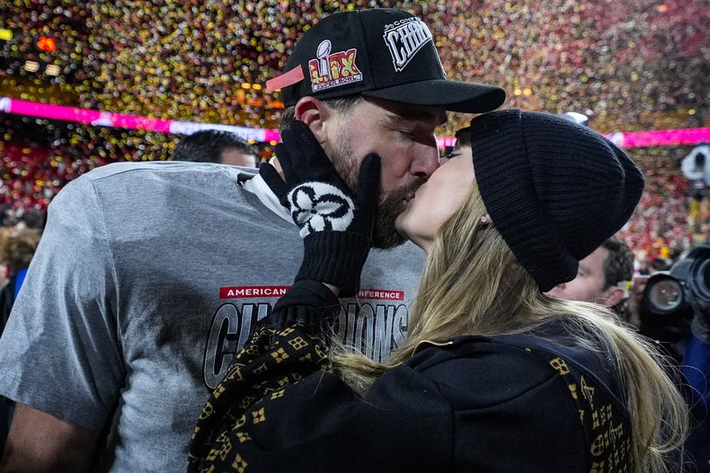 El ala cerrada de los Chiefs de Kansas City, Travis Kelce, y Taylor Swift se besan después del partido de la NFL por el Campeonato de la AFC contra los Bills de Buffalo, el domingo 26 de enero de 2025, en Kansas City, Missouri. (Foto AP/Ashley Landis)