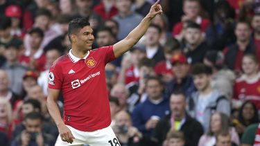 Casemiro del Manchester United celebra tras anotar el gol primer gol en el encuentro ante el Chelsea en la Liga Premier el jueves 25 de mayo del 2023. (AP Foto/Dave Thompson)