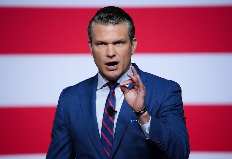 El secretario de Defensa estadounidense Pete Hegseth se dirige a altos mandos militares en la Base del Cuerpo de Marines de Quantico, el martes 30 de septiembre de 2025 en Quantico, Virginia. (Andrew Harnik/Pool vía AP)