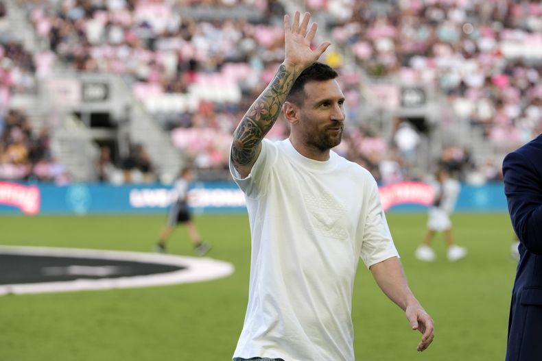 ARCHIVO - Lionel Messi, delantero del Inter Miami, saluda mientras camina fuera del campo después de recibir un reconocimiento por los 45 trofeos de su carrera, previo al inicio del partido de fútbol en contra del Chicago Fire, el sábado 20 de julio de 2024 en Fort Lauderdale, Florida. (AP Foto/Lynne Sladky, Archivo)