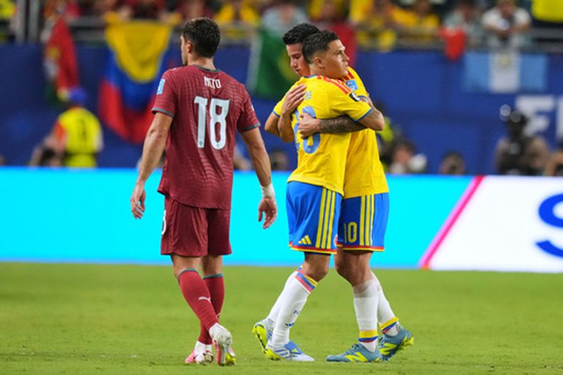 El volante colombiano James Rodríguez (10) es sustituido por Juan Fernando Quintero (20) durante el partido contra Portugal en la fase de grupos del Mundial, el sábado 27 de junio de 2026, en Miami, Florida. (AP Foto/Lynne Sladky)