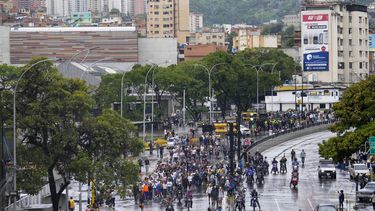 Los manifestantes caminan al salir del barrio de Petare para manifestarse contra los resultados oficiales de las elecciones que declararon ganador al presidente Nicolás Maduro, el día después de las elecciones presidenciales en Caracas, Venezuela, el lunes 29 de julio de 2024. (AP Foto/Matías Delacroix)