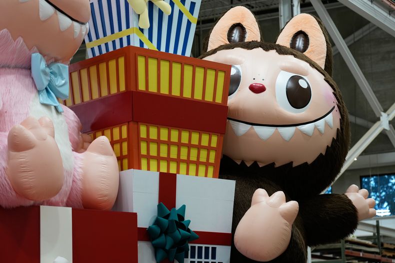 Una nueva carroza del Día de Acción de Gracias con Labubu de Pop Mart se exhibe durante una presentación a la prensa de las nuevas carrozas en el estudio de desfiles de Macys en Moonachie, Nueva Jersey, el martes 18 de noviembre de 2025. (Foto AP/Seth Wenig)