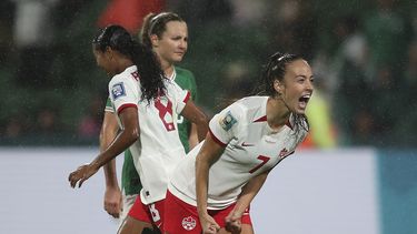 La canadiense Julia Grosso celebra tras un autogol de Irlanda en el partido del Mundial femenino, el miércoles 26 de julio de 2023, en Perth, Australia. Canadá ganó 2-1. (AP Foto/Gary Day)