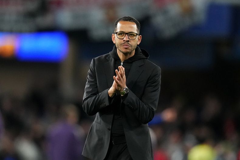 El técnico del Chelsea Liam Rosenior sale del campo tras el encuentro ante el Manchester United el sábado 18 de abril del 2026. (AP Foto/Kirsty Wigglesworth)