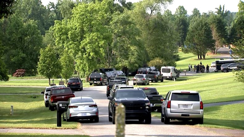 Foto tomada de un video de la televisora WSOC, la cual muestra vehículos policiales después de un tiroteo el 1 de junio de 2025, en Hickory, Carolina del Norte. (WSOC vía AP)