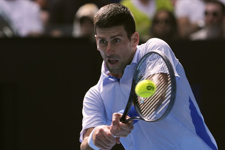 Novak Djokovic devuelta ante Jannik Sinner en las semifinales del Abierto de Australia, el viernes 26 de enero de 2024. (AP Foto/Andy Wong)