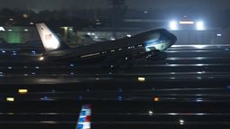 El avión presidencial, con el mandatario Donald Trump a bordo, despega desde el Aeropuerto Internacional de Palm Beach, el domingo 16 de marzo de 2025, en Palm Beach, Florida. (AP Foto/Manuel Balce Ceneta)