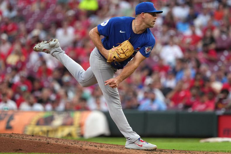 El lanzador de los Cachorros de Chicago, Matthew Boyd, completa su movimiento tras un lanzamiento durante la segunda entrada de un partido de béisbol contra los Rojos de Cincinnati, en Cincinnati, el sábado 19 de septiembre de 2026. (Foto AP/Kareem Elgazzar)