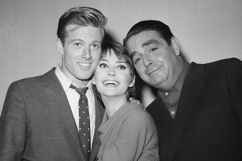 ARCHIVO - Los actores, de izquierda a derecha, Robert Redford, Elizabeth Ashley y Kurt Kaznar aparecen detrás del escenario en la noche del estreno de su obra de comedia Barefoot in the Park, dirigida por Mike Nichols, en Nueva York el 23 de octubre de 1963. (Foto AP/Marty Lederhandler, archivo)