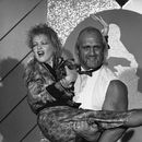 ARCHIVO - Cyndi Lauper y Hulk Hogan aparecen en la 27ª edición anual de los Premios Grammy en Los Ángeles, el 26 de febrero de 1985. (Foto AP, archivo)