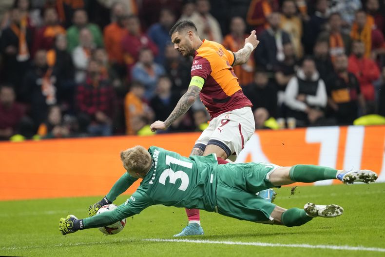 El argentino Mauro Icardi del Galatasaray intenta superar al portero del Elfsborg Isak Pettersson en el duelo de la Liga Europa del miércoles 23 de octubre del 2024. (AP Foto/Khalil Hamra)