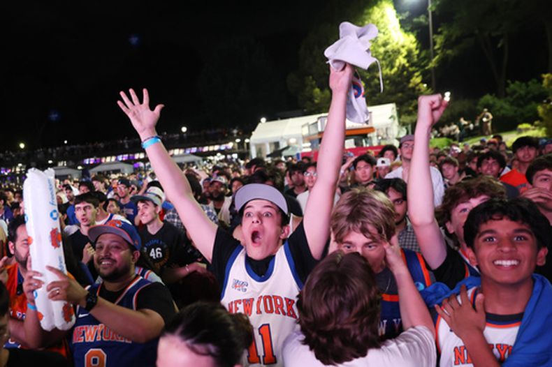 Aficionados de los Knicks de Nueva York ven el juego 4 de las Finales de la NBA ante los Spurs de San Antonio en Central Park el miércoles 10 de junio del 2026. (AP Foto/Heather Khalifa)