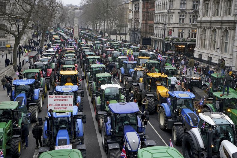 Agricultores utilizan sus tractores para protestar en Whitehall, Londres, el lunes 10 de febrero de 2025. (Gareth Fuller/PA vía AP)