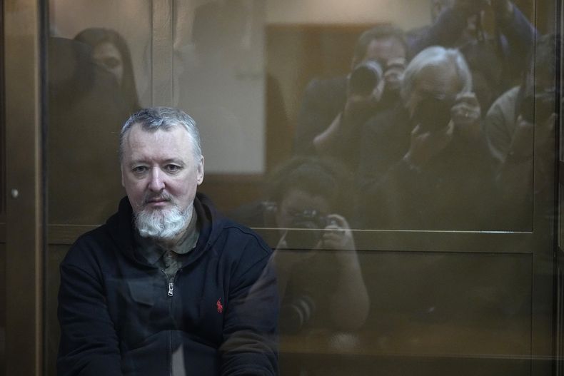 Igor Girkin, también conocido como Igor Strelkov, ex jefe militar de separatistas prorrusos en el este de Ucrania, se ve en una celda transparente en la Corte Municipal de Moscú, en Moscú, Rusia, el jueves 25 de enero de 2024. (AP Foto/Alexander Zemlianichenko)