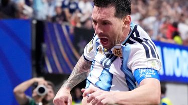 Lionel Messi celebra tras anotar el segundo gol de Argentina ante Egipto en los octavos de final del Mundia, el martes 7 de julio de 2026, en Atlanta. (AP Foto/Mike Stewart)