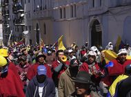 ecuador: manifestantes destruyen dos estaciones de policia