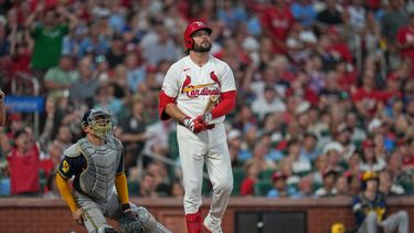 Alec Burleson, derecha, de los Cardenales de San Luis, y el receptor de los Cerveceros de Milwaukee, William Contreras, izquierda, observan el cuadrangular de dos carreras de Burleson durante la sexta entrada del juego de béisbol de Grandes Ligas, el miércoles 8 de julio de 2026, en San Luis. (AP Foto/Jeff Roberson)