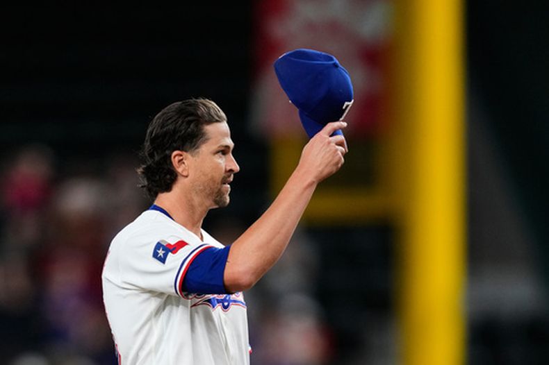Jacob deGrom, de los Rangers de Texas, agradece los aplausos tras llegar a 2.000 ponches de por vida en el duelo ante los Nacionales de Washington, el jueves 20 de agosto de 2026 (AP Foto/Tony Gutiérrez)