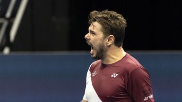 Wawrinka avanza y emociona al público en Basilea