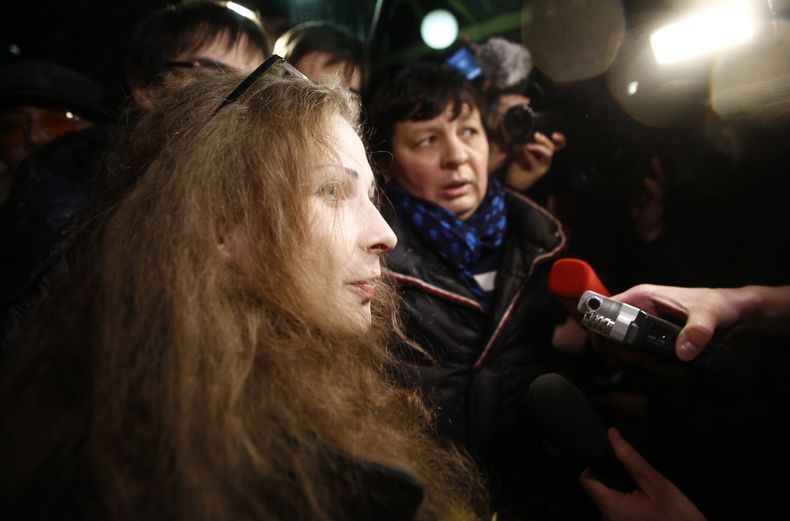 La integrante de la banda de punk rusa Pussy Riot, Maria Alekhina, habla con los medios al bajar de un tren a su llegada a Mosc&uacute;, Rusia, la noche del lunes 23 de diciembre de 2013. Dos de las integrantes de la banda, Alekhina y Nadezhda Tolokonniko