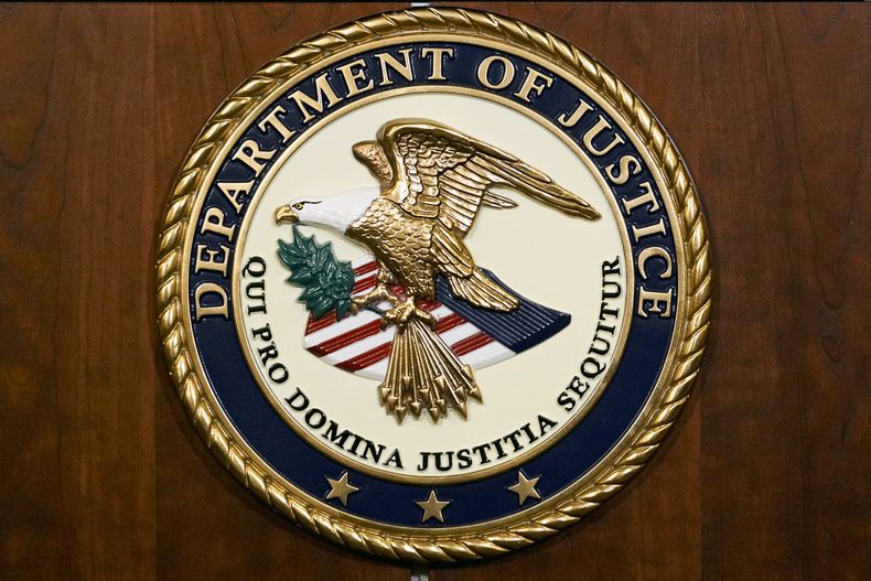 ARCHIVO - El sello del Departamento de Justicia en Washington, el 1 de agosto de 2023. (AP Foto/J. Scott Applewhite, Archivo)
