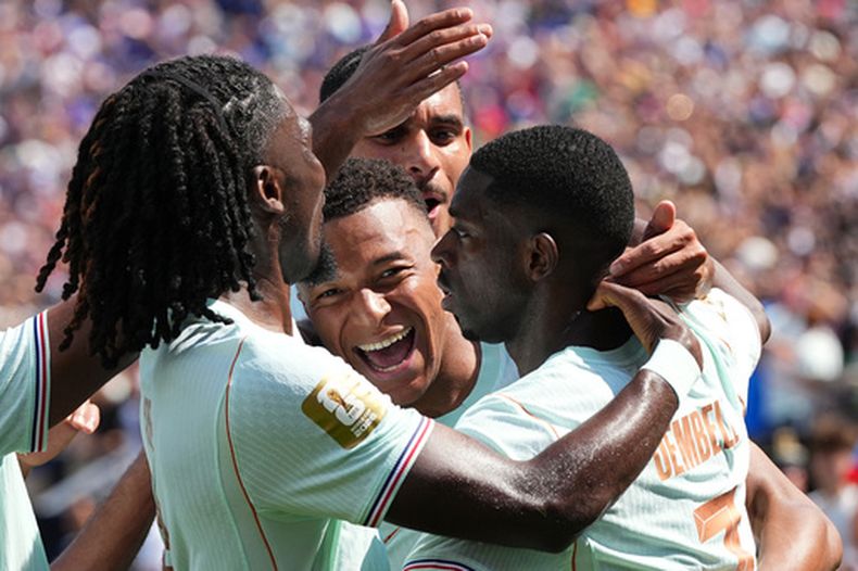 Ousmane Dembele (derecha) celebra tras anotar el tercer gol de Francia en el partido contra Noruega en el partido del Grupo I del Mundial, el viernes 26 de junio de 2026, en Foxborough, Massachusetts. (AP Foto/Martin Meissner)