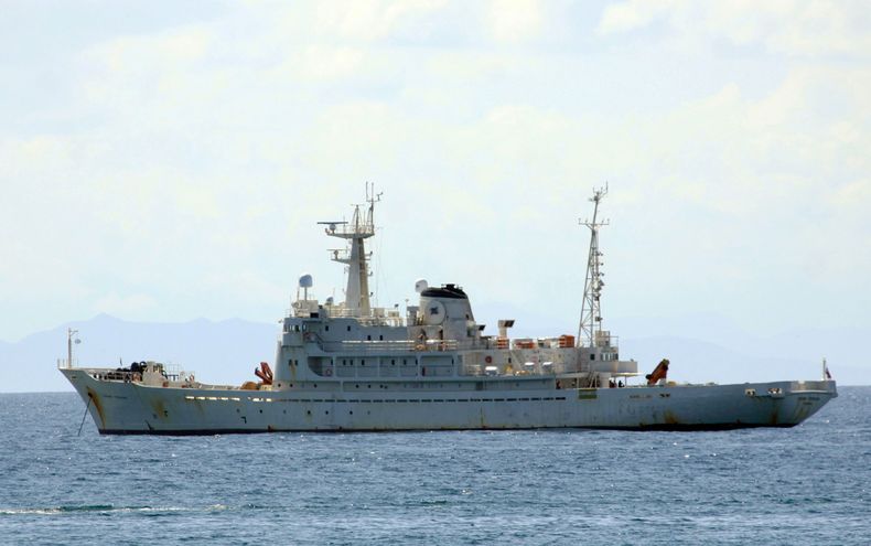 En imagen proporcionada por el Diario El Sol de Margarita, un buque de exploraci&oacute;n petrolera con 36 personas a bordo permanece anclado cerca de la costa en la isla Margarita, Venezuela, el domingo 13 de octubre de 2013. La embarcaci&oacute;n fue li