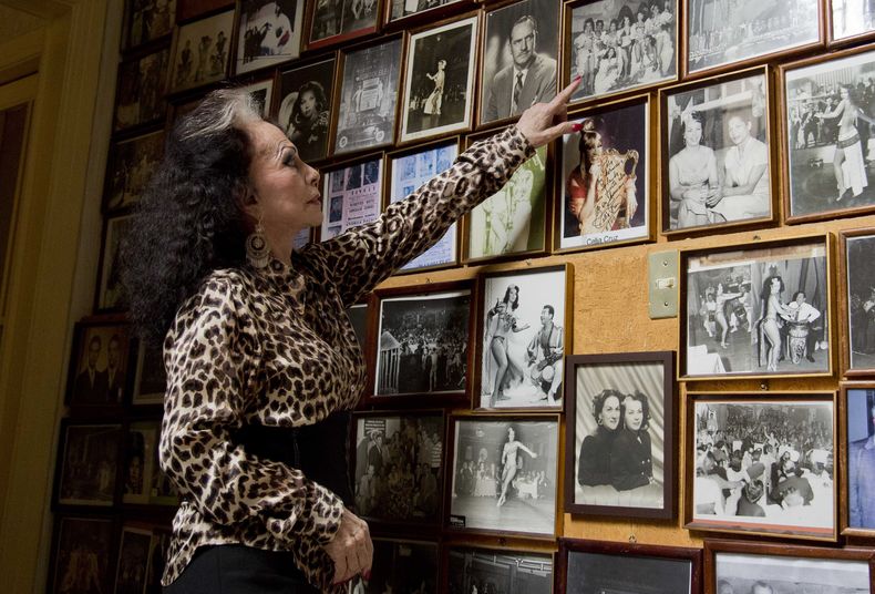 ARCHIVO - La bailarina Yolanda Montes Tongolele charla sobre una fotografía en su casa durante una entrevista en la Ciudad de México el 18 de marzo de 2014. (Foto AP/Eduardo Verdugo, archivo)