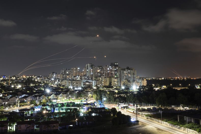 El sistema antimisiles israelí Cúpula de Hierro intercepta cohetes lanzados desde la Franja e Gaza, en Ashkelon, en el sur de Israel, el sábado 13 de mayo de 2023. (AP Foto/Tsafrir Abayov)