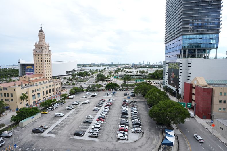 El gobernador de Florida Ron DeSantis está proponiendo que la biblioteca presidencial del presidente Donald Trump sea construida en un estacionamiento en Miami que actualmente es usado por empleados del Miami-Dade College y que está adyacente a la Freedom Tower. Foto del lugar el 23 de septiembre del 2025. (AP foto/Marta Lavandier)