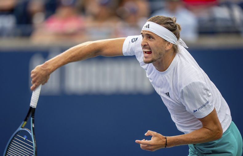 El alemán Alexander Zverev saca frente al australiano Alexei Popyrin en los cuartos de final del Abierto de Toronto el lunes 4 de agosto del 2025. (Frank Gunn/The Canadian Press via AP)