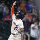 Altuve anota con wild pitch en la 10ma; Astros se imponen