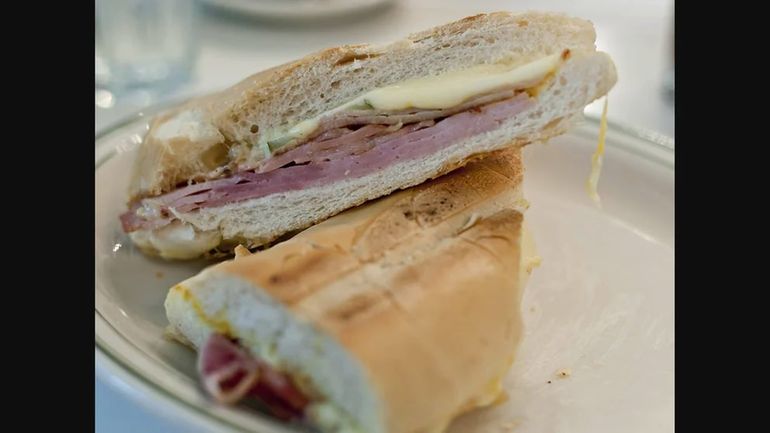 El sándwich cubano, un clásico de Miami (Versailles Restaurant)