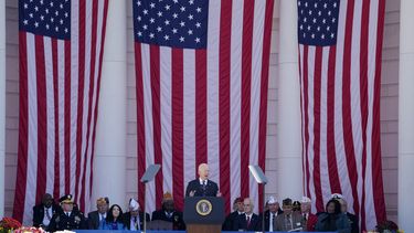 El presidente Joe Biden habla en el acto del Día Nacional de los Veteranos en el cementerio nacional de Arlington, Virginia, sábado 11 de noviembre de 2023. (AP Foto/Andrew Harnik)