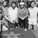 Los miembros de The Beach Boys, de izquierda a derecha, Mike Love, Carl Wilson, Brian Wilson, Al Jardine y Bruce Johnston, posan con su estrella en el Paseo de la Fama de Hollywood, durante una ceremonia en Los Ángeles el 30 de diciembre de 1980. (Foto AP/Lennox McLendon, File)