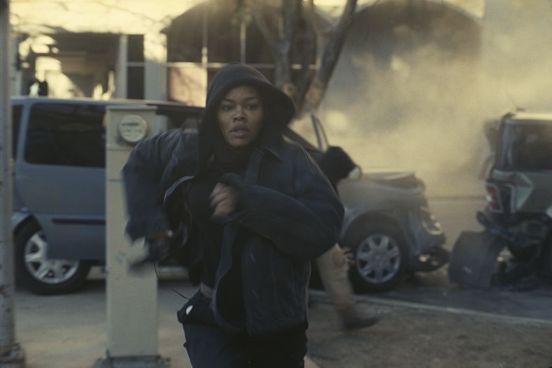Esta imagen publicada por Warner Bros. Pictures muestra a Teyana Taylor en una escena de One Battle After Another. (Warner Bros. Pictures via AP)