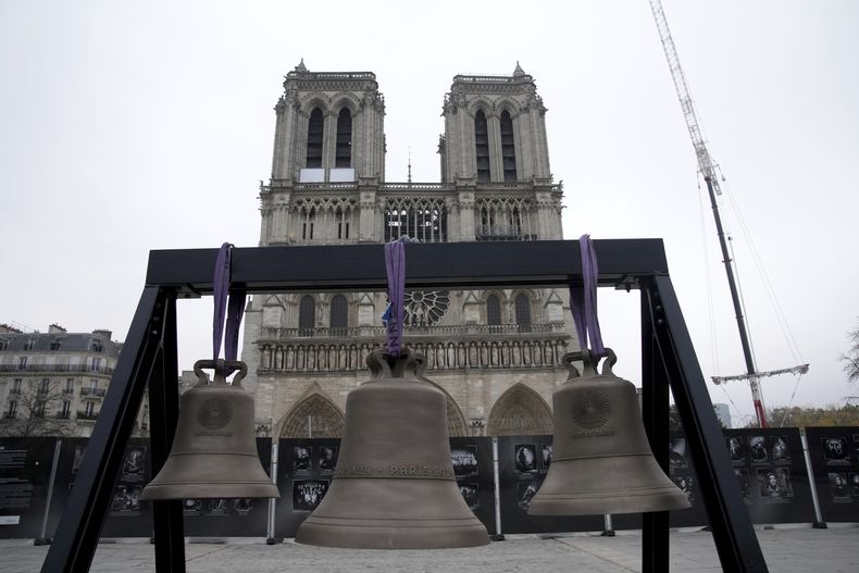 Una campana, en el centro, que los medallistas olímpicos tocaron en los Juegos de París, se ve antes de ser instalada en la Catedral de Notre Dame, antes de la grandiosa reapertura del monumento después de un incendio masivo y un esfuerzo de reconstrucción de cinco años, el jueves 7 de noviembre de 2024 en París. (AP Foto/Christophe Ena)
