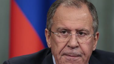 americateve | El ministro de Exteriores de Rusia, Sergey Lavrov escucha una pregunta de periodistas durante una conferencia de prensa conjunta con el ministro de Exteriores alem&aacute;n, Frank-Walter Steinmeier, en Mosc&uacute;, Rusia, el 18 de noviembre de 2014. (Fot