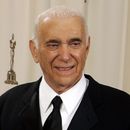 ARCHIVO - El productor Albert S. Ruddy entre bastidores después de que su película Million Dollar Baby ganara el premio a la mejor película en la 77ª edición de los Premios de la Academia el 27 de febrero de 2005 en Los Ángeles. El productor y guionista nacido en Canadá, ganador de premios Oscar por The Godfather (El padrino) y Million Dollar Baby, falleció el sábado 25 de mayo de 2024 a los 94 años. (Foto AP/Reed Saxon, archivo)