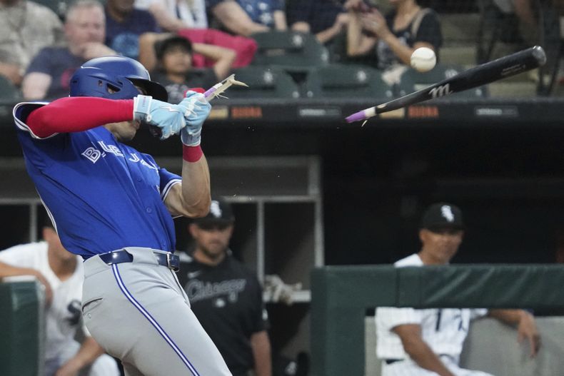 Joey Loperfido de los Azulejos de Toronto rompe su bate al batear para un out forzado durante la tercera entrada de un partido de béisbol contra los Medias Blancas de Chicago en Chicago, el martes 8 de julio de 2025. (AP Photo/Nam Y. Huh)
