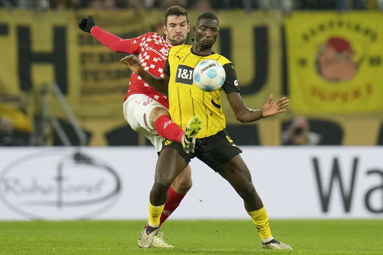 Stefan Bell del Mainz y Serhou Guirassy del Borussia Dortmund pelean por el balón durante el encuentro de la Bundesliga el sábado 9 de noviembre del 2024. (Thomas Frey/dpa via AP)