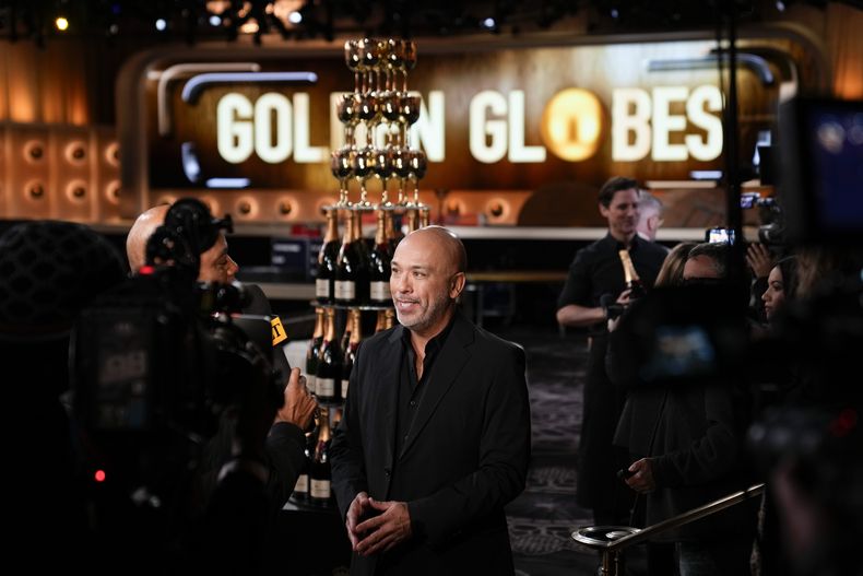 El anfitrión Jo Koy habla con reporteros en un encuentro con la prensa previo a los Globos de Oro en el hotel Beverly Hilton el jueves 4 de enero de 2024, en Beverly Hills, California. (Foto AP/Ashley Landis)